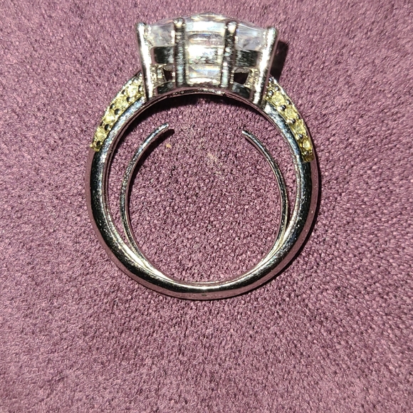 elegant dinner ring - Picture 2 of 3